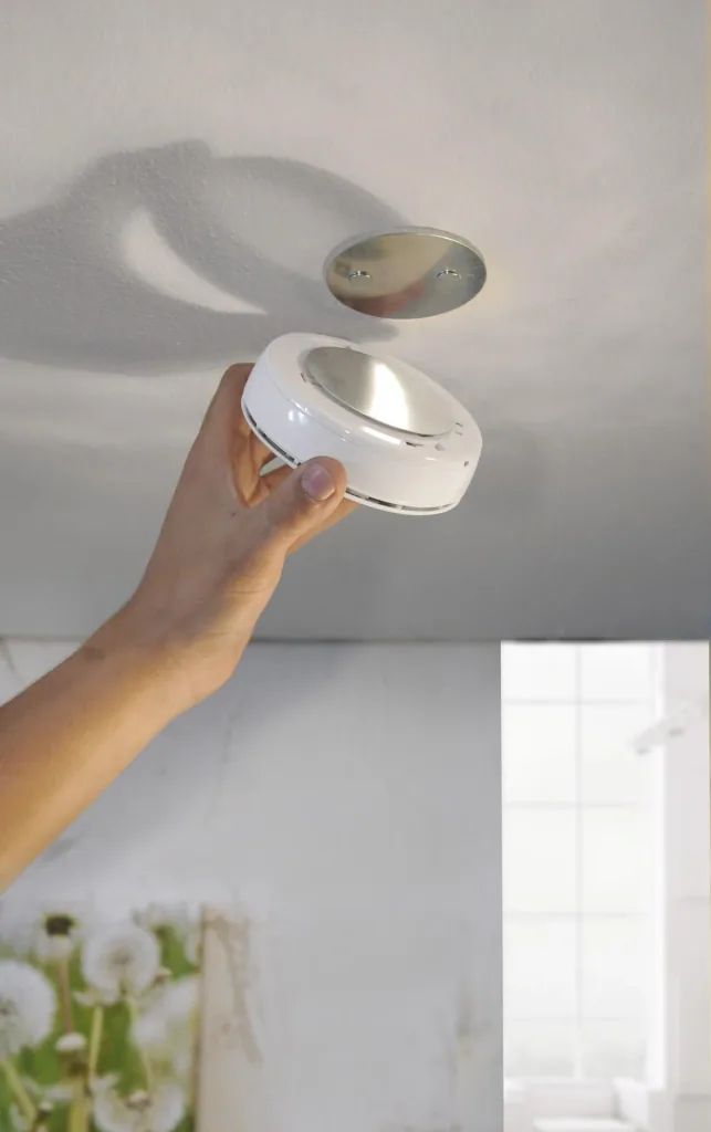 10-year smoke alarm with VDS approval and magnetic mounting in a value set