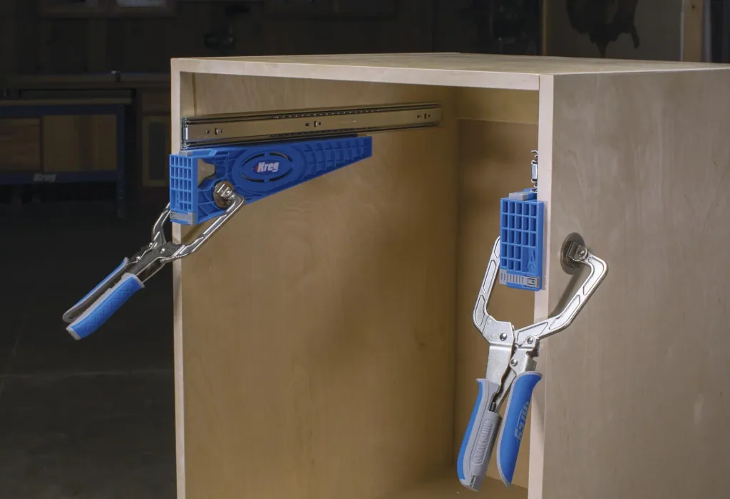 Drawer pull-out assembly aid