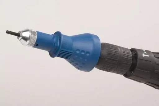 Riveting device with hexagon socket