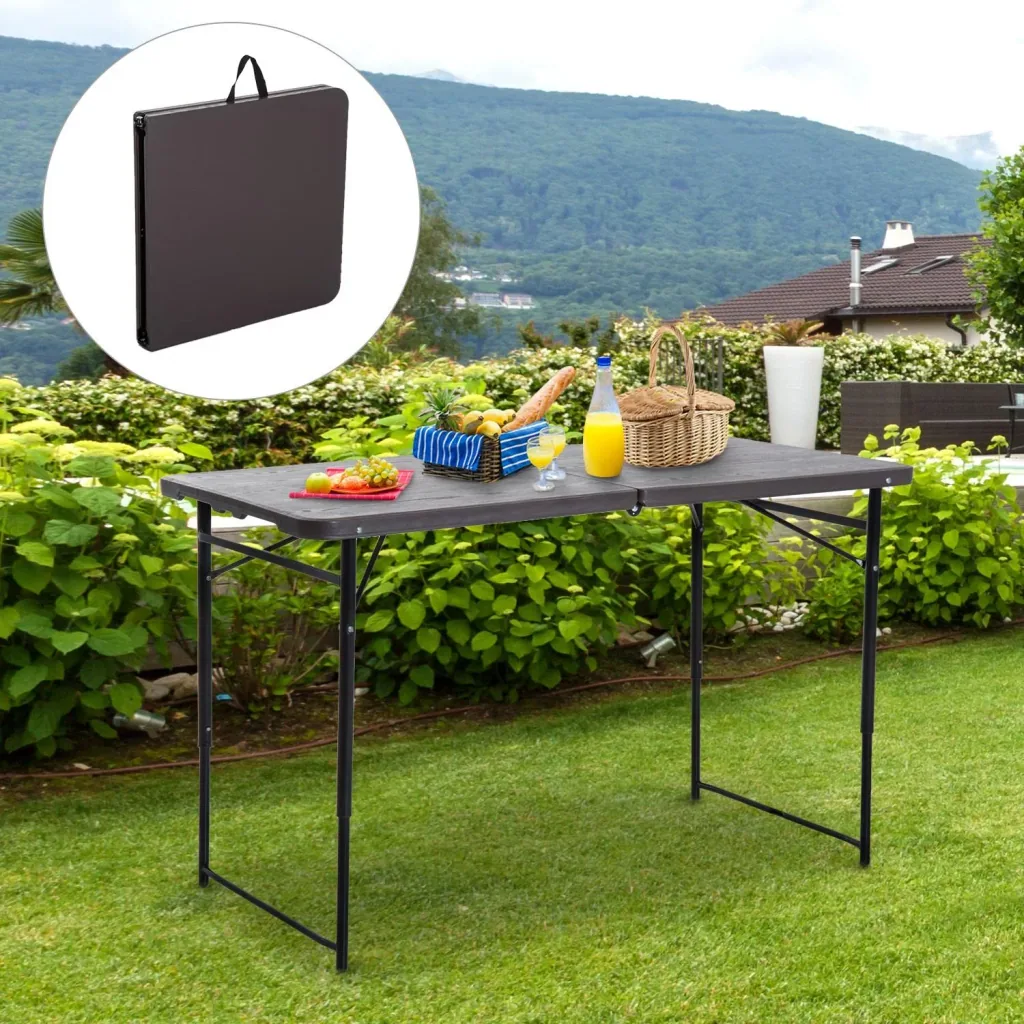 Foldable camping table