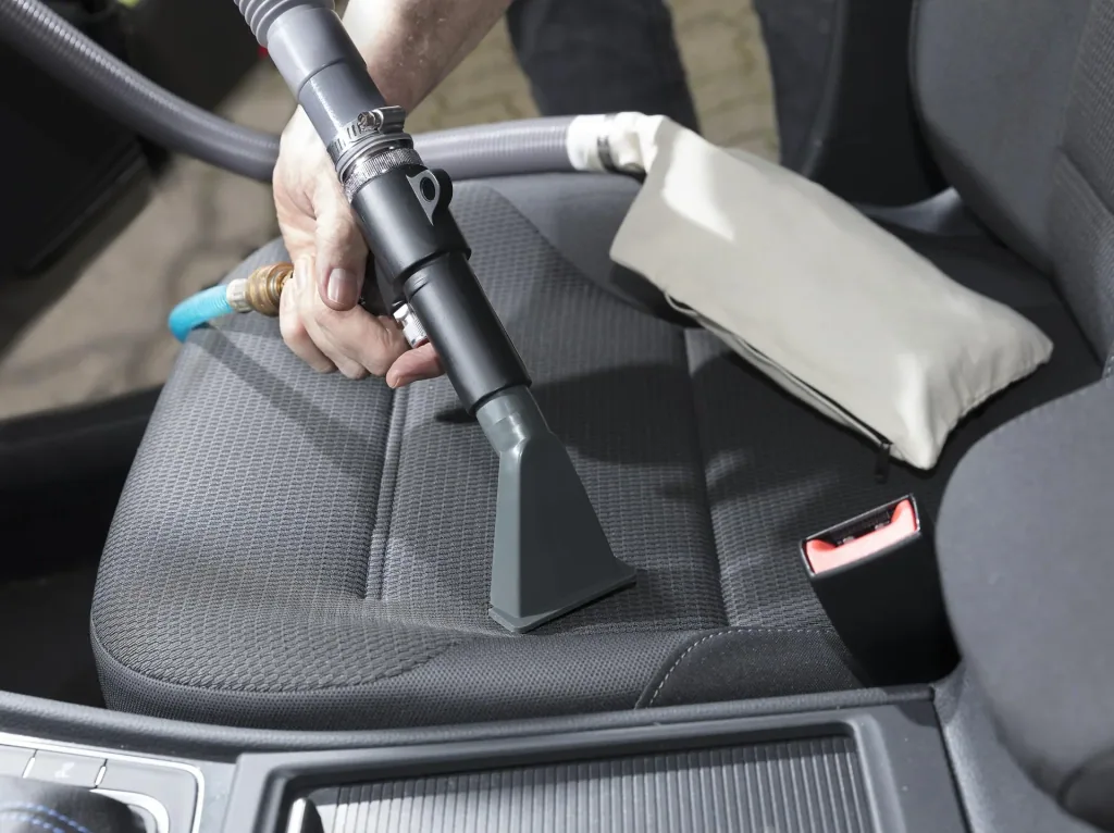 Compressed air vacuum cleaner with 3 nozzles