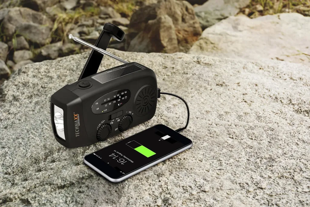 Solar crank radio with flashlight