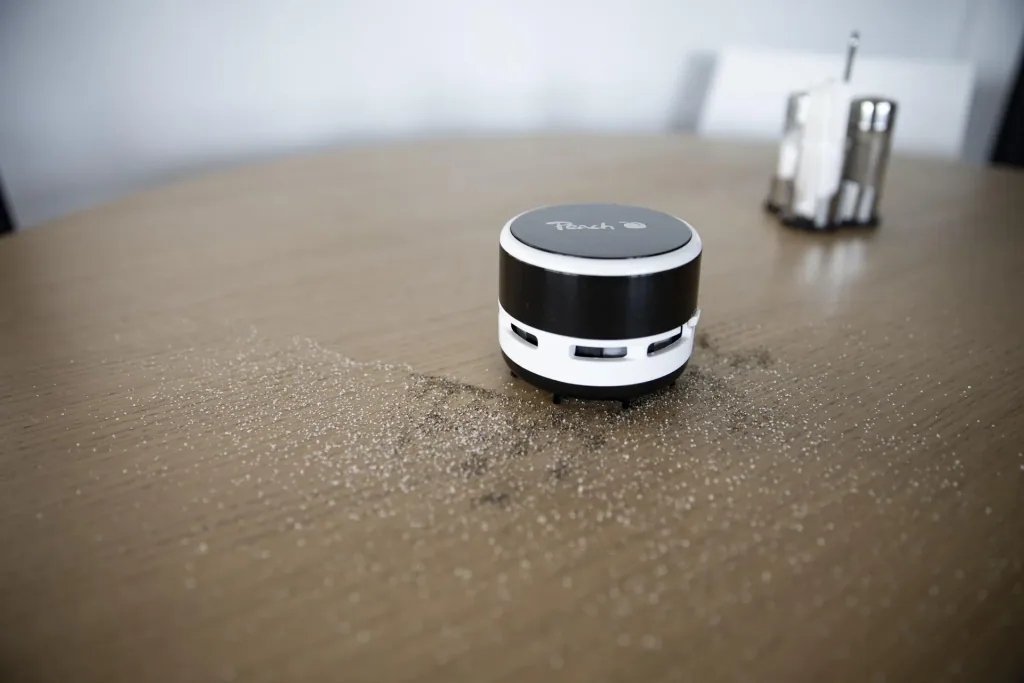Mini table vacuum cleaner, cordless, battery-operated