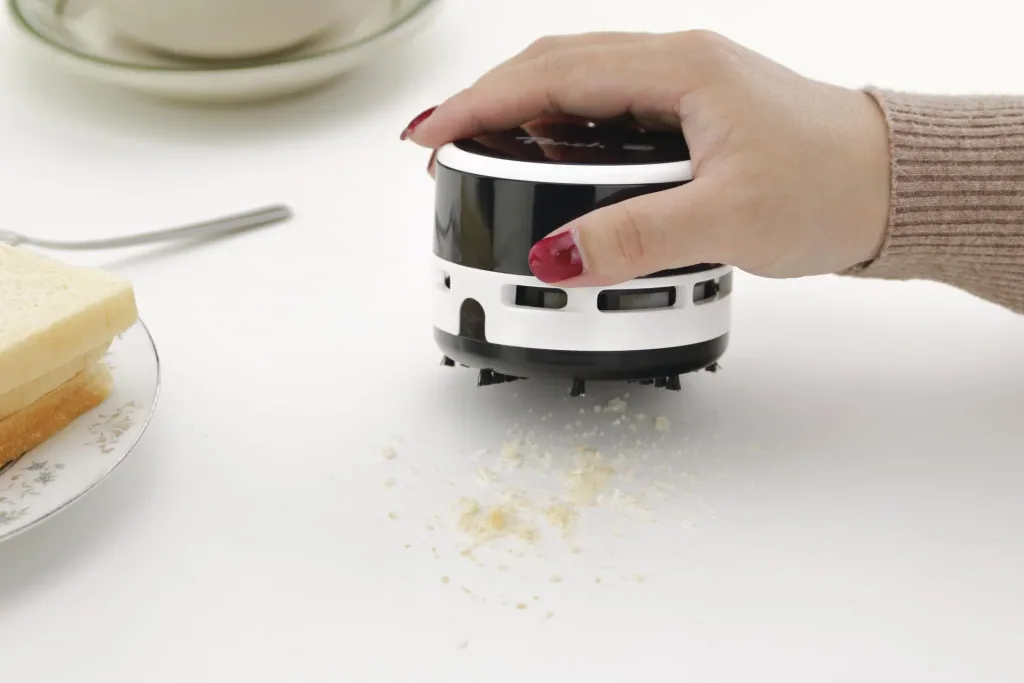 Mini table vacuum cleaner, cordless, battery-operated