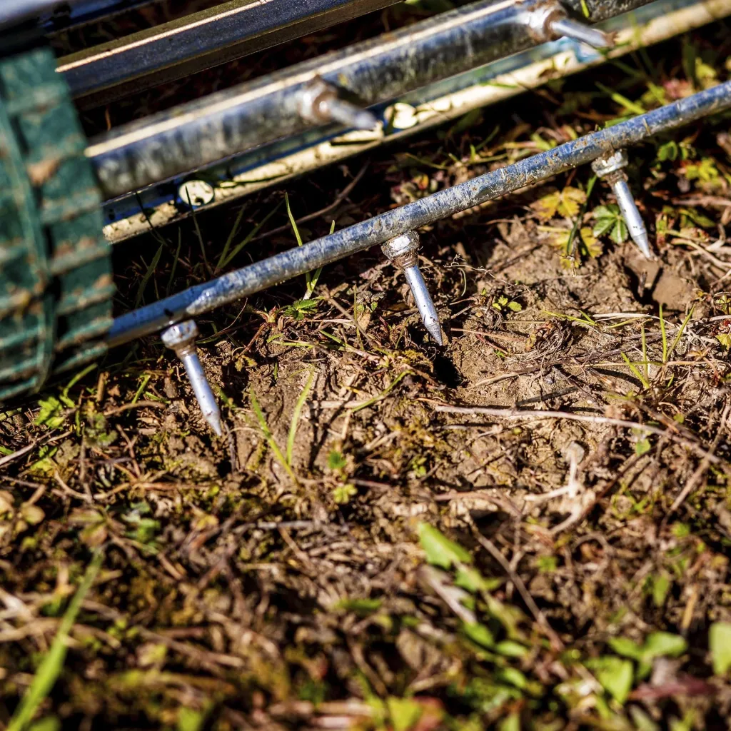 The "ROLLING" lawn aerator