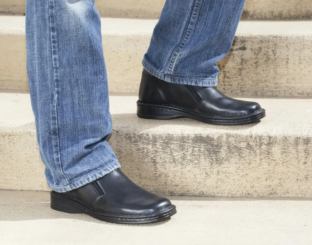Men's ankle boots with zippers and warm lining, color black, size 40