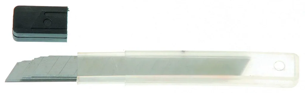 Snap-off blades in a pack of 10, 9 mm
