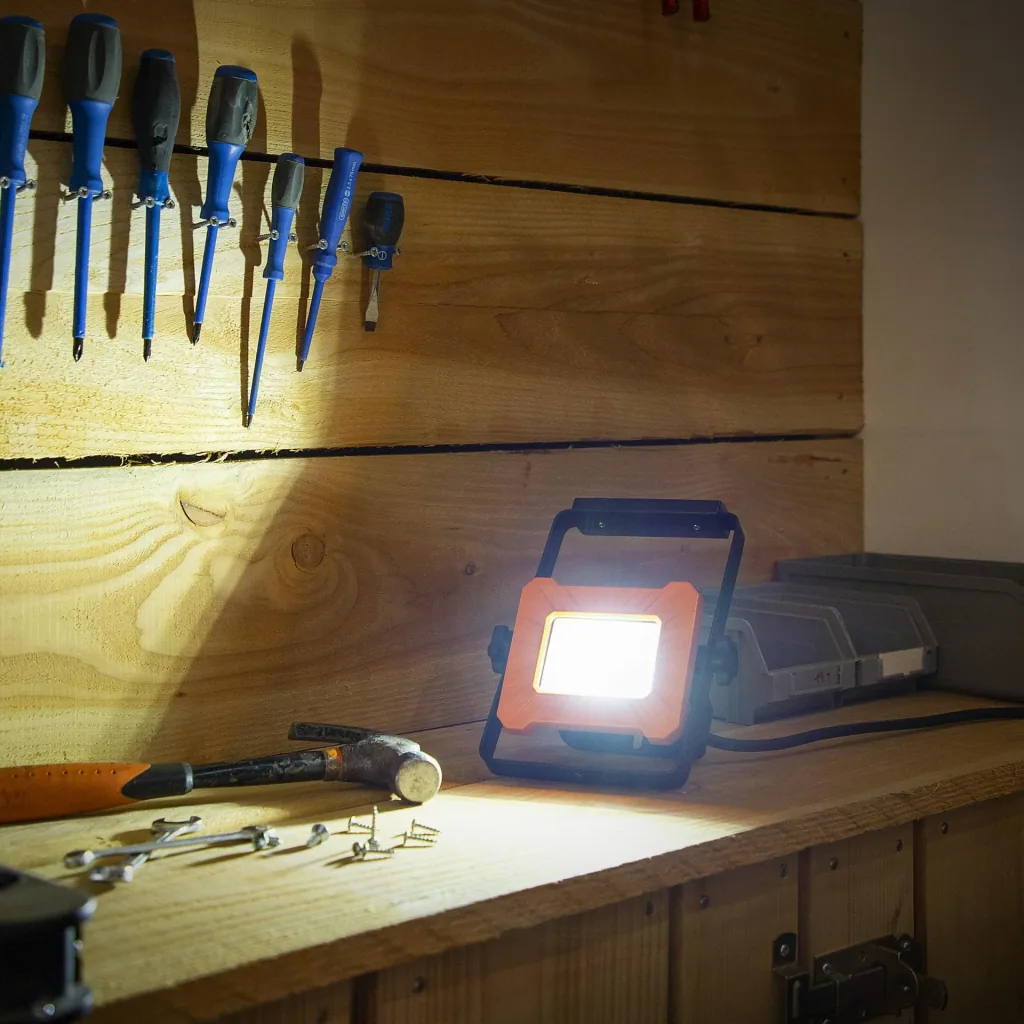 LED work light with bracket, 1000 lumens, IP65