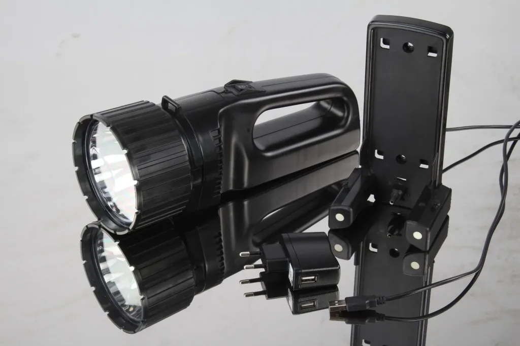 Projecteur LED rechargeable à main avec LED Cree 5 W, 330 lumens, IP54