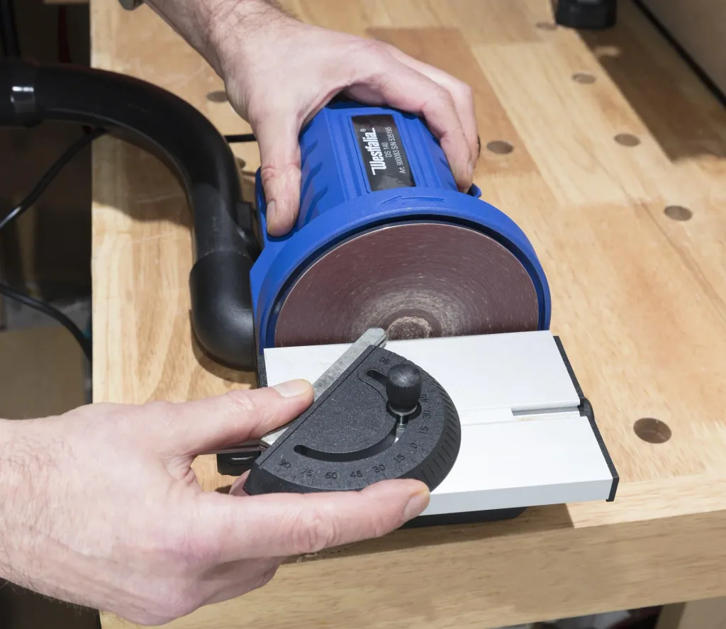 Ponceuse à disque avec angle d'onglet, 140 watts