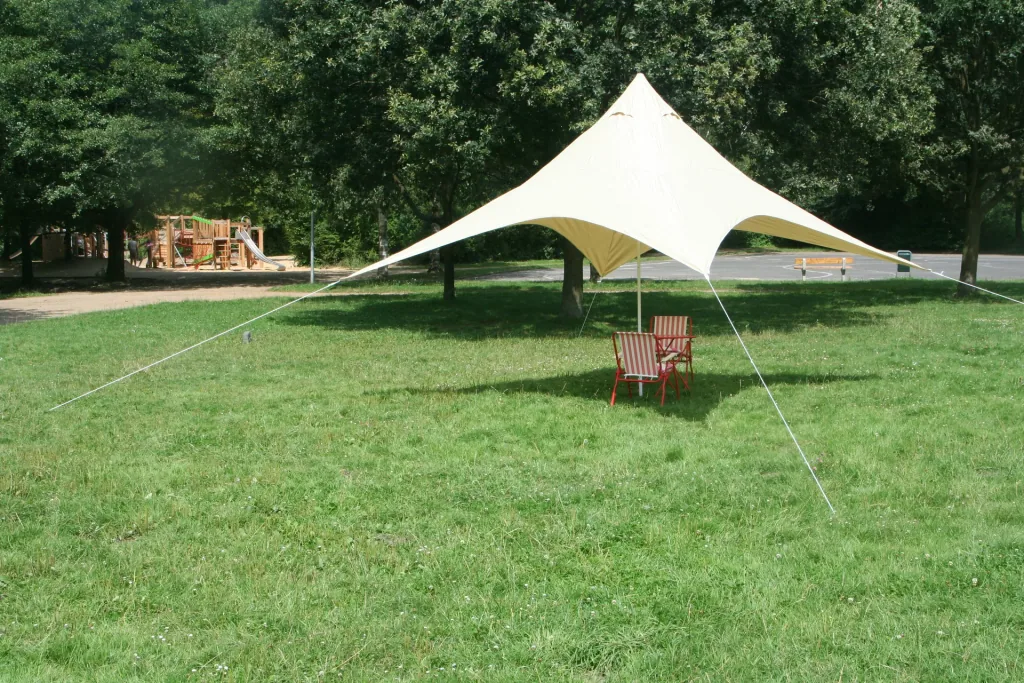 Voile d'ombrage carrée pour le camping avec poteaux, sable, 400 x 400 cm