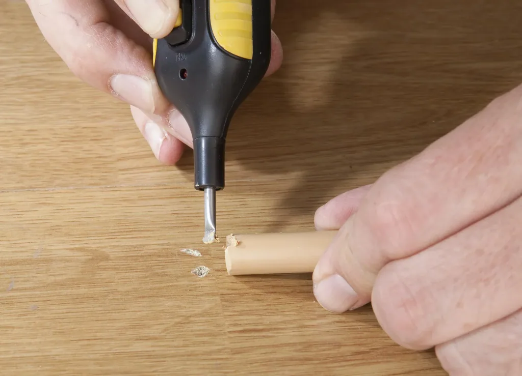 Kit de réparation pour stratifié et parquet avec 11 couleurs de bâtons de cire dure