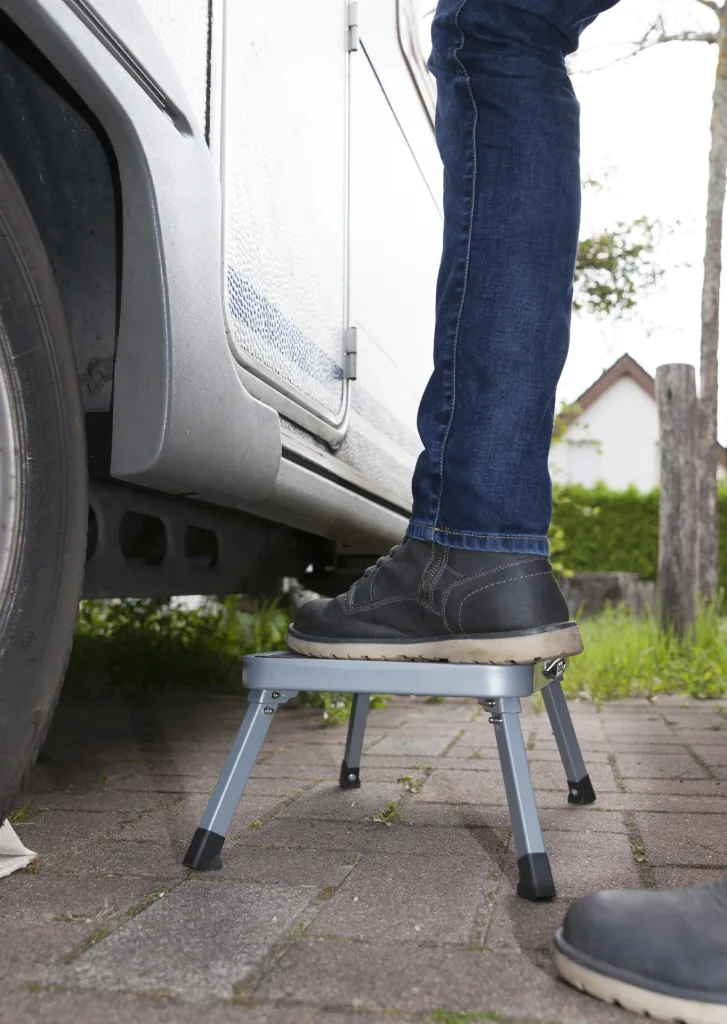 Tabouret pliable à une marche, gris
