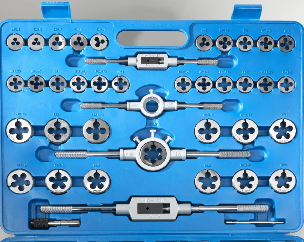 Coffret de tarauds et filières M2–M18, 110 pièces