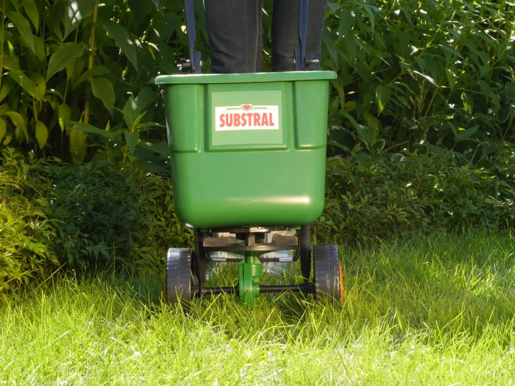 Lawn fertilizer with weed killer 800 g