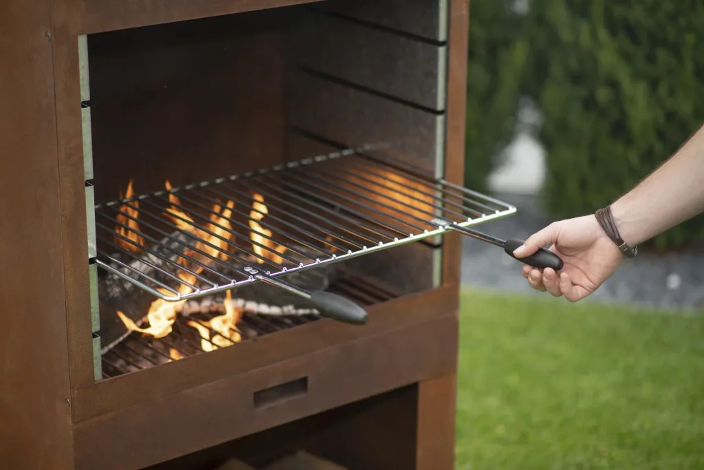 Cheminée de terrasse Westmann, 70×41×229 cm, Rouille – incl. grille de barbecue et compartiment à bois