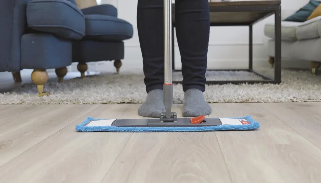 Floor mop with telescopic handle