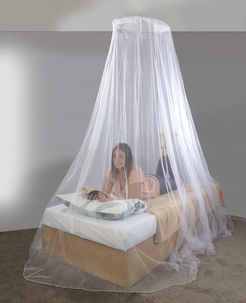Mosquito net for attachment to the ceiling