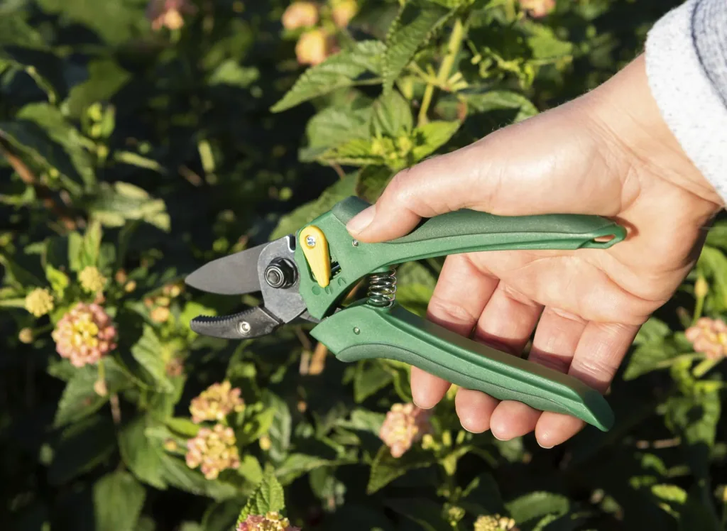 One-handed garden shears