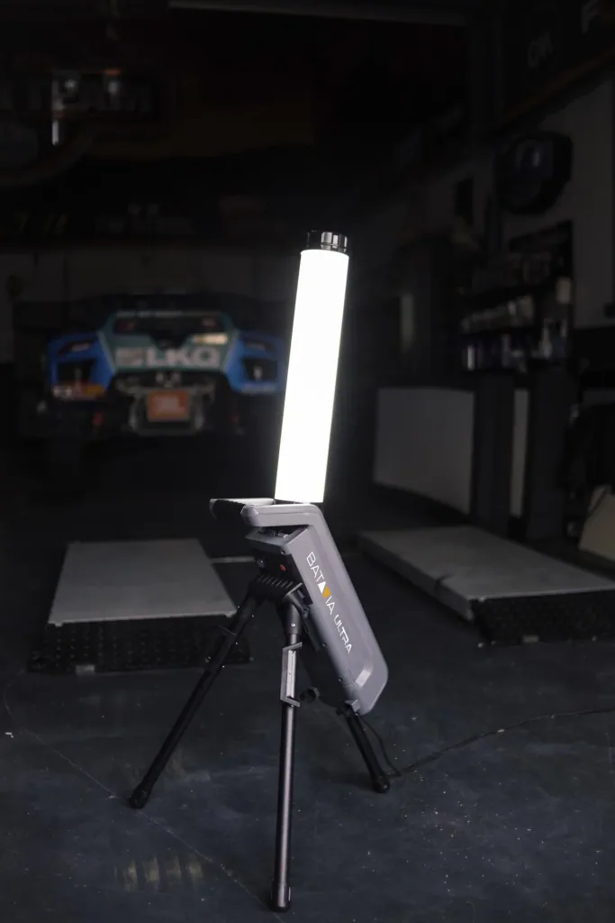 Maxxpack 18V lampe de travail LED hybride 360° avec trépied (sans batterie ni chargeur)