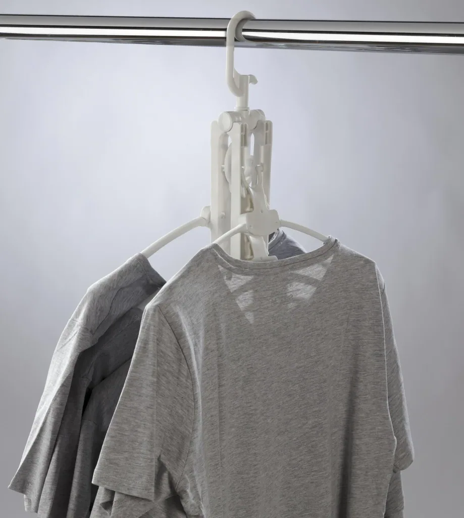 Space-saving hanger