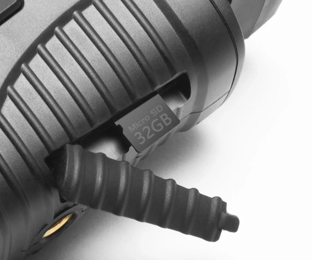 Night vision recording device with up to 300 m night vision