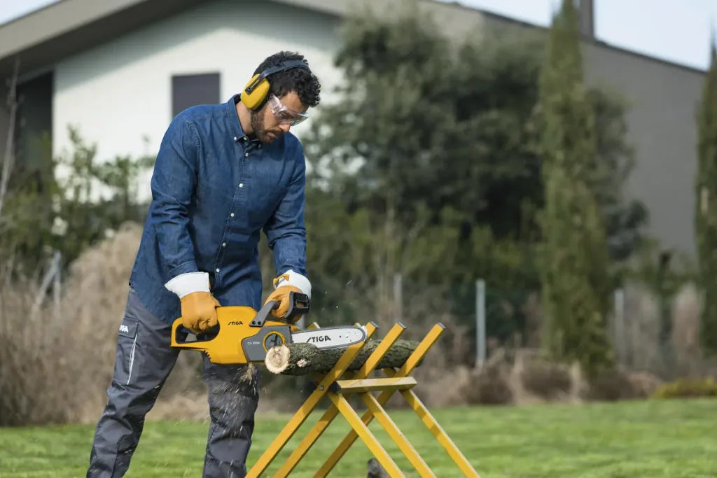 Cordless chainsaw CS 100e Kit, including 20 V (4 Ah) battery and charger
