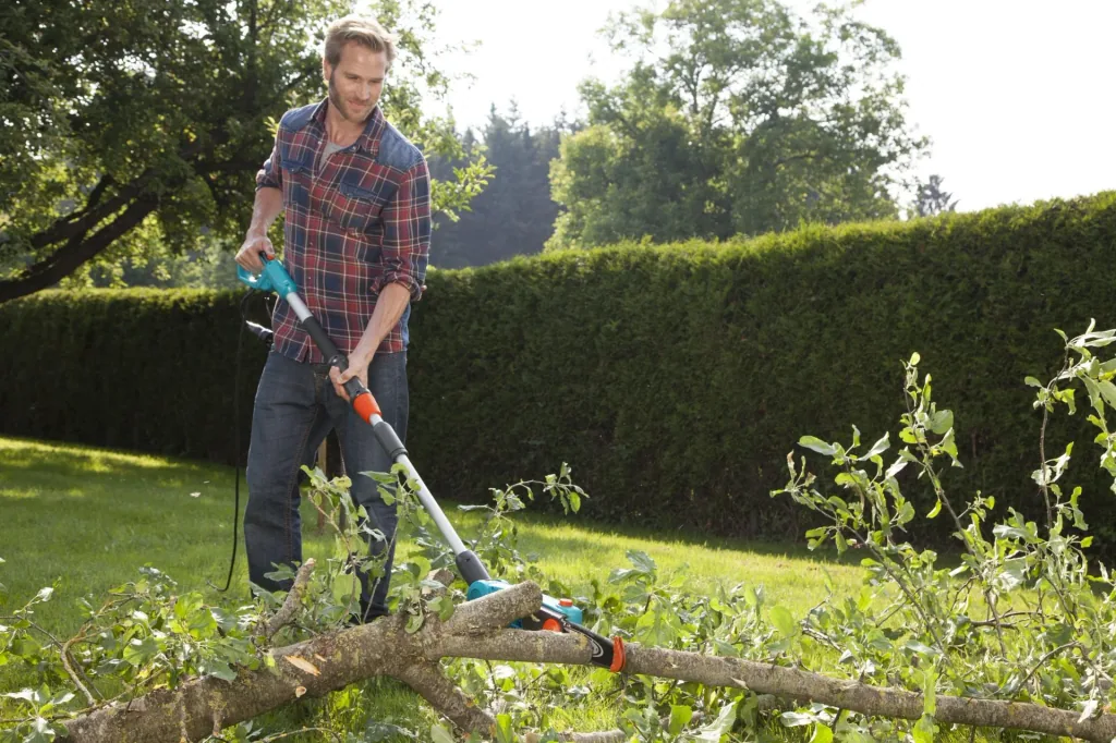 Electric telescopic pole pruner TCS 720/20, 720 watts
