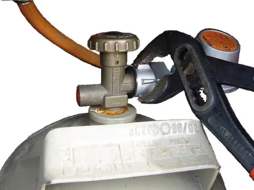 Universal gas valve key