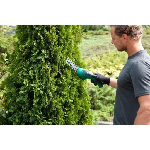 Cordless hedge trimmer - 11 cm cutting length - 3.6 V